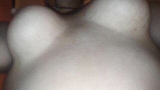 Natural boobs. Primer plano desde abajo de mis tetas. POV
