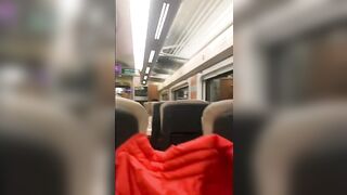 Me masturbo al lado de un desconocido en el tren -public place