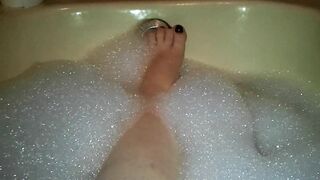 Sexy Füße einer Frau in der Badewanne