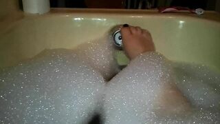 Sexy Füße einer Frau in der Badewanne