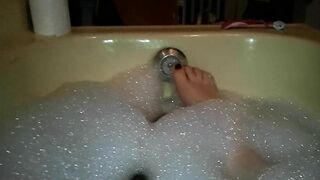 Sexy Füße einer Frau in der Badewanne