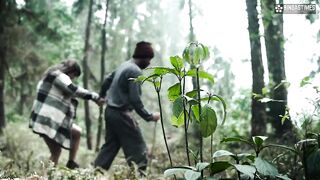 Jungle me rasta bhataki Bade Dudhwali Aurat Local Guide ke Sath Nachte huye Khub Choda Rasta Dikhane ke Bahane