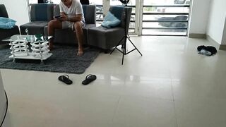 ENCUENTRO A MI TIO JUGANDO SUS VIDEOJUEGOS Y ME LO FOLLO