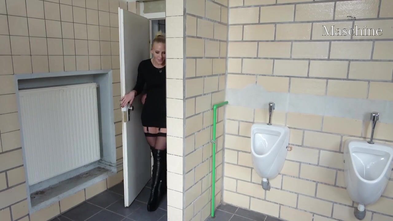 Luxury bitch mangy fucked on the toilet !