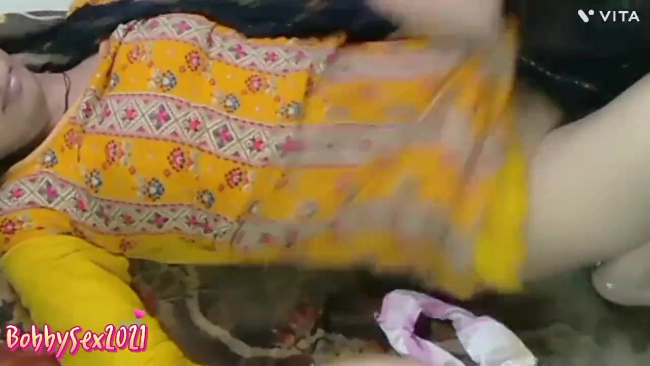 Bobby bhabhi was fucked by pizza delivery boy in her house behind husband