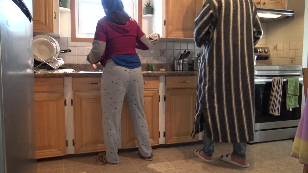 Moroccan Wife Gets Creampie Doggystyle Quickie In The Kitchen